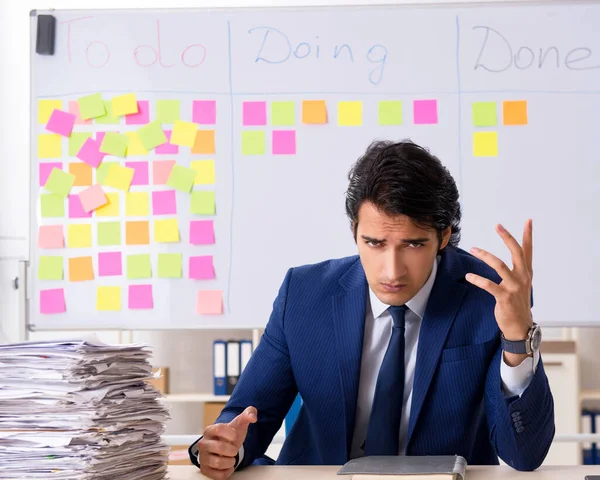 Jeune Beau Employé Devant Tableau Blanc Avec Liste Des Choses — Photo