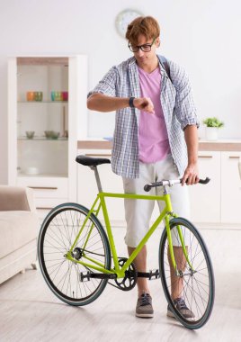 Üniversiteye bisikletle giden öğrenci