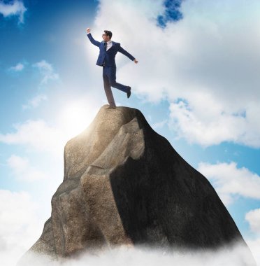 Dağın tepesindeki iş adamı.