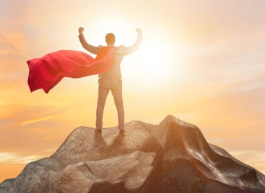 Süper kahraman iş adamı dağın tepesinde.