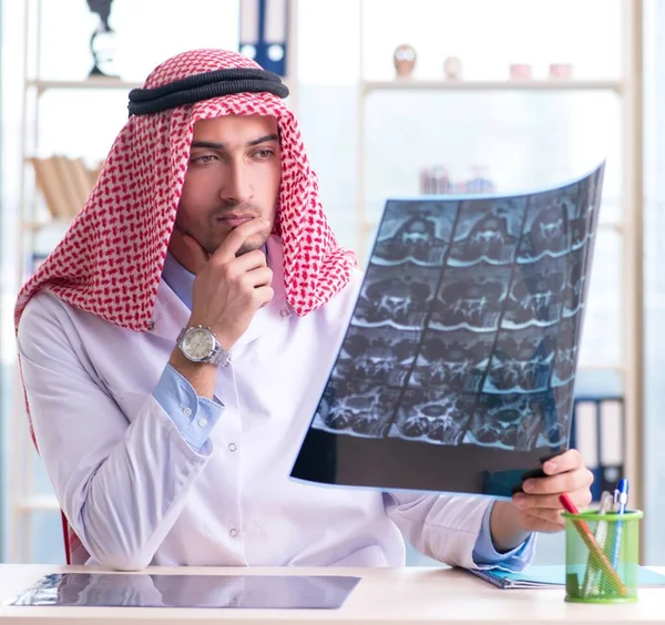 Arab Doctor Radiologist Working Clinic — Stock Photo, Image