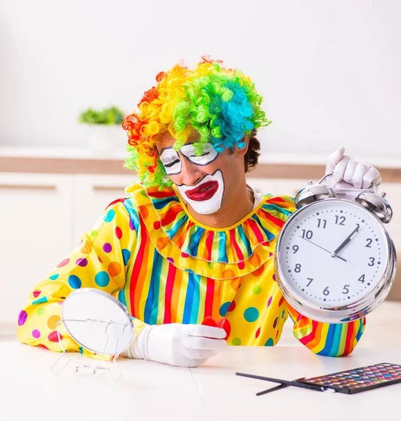 Der Männliche Clown Bereitet Sich Hause Auf Seinen Auftritt Vor — Stockfoto