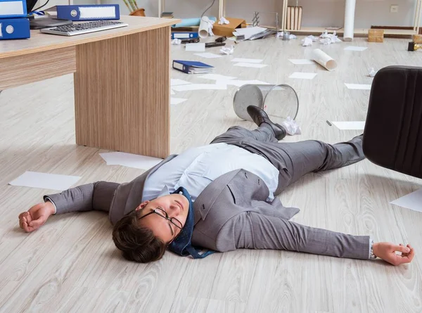 Der Geschäftsmann Tot Auf Dem Büroflur — Stockfoto