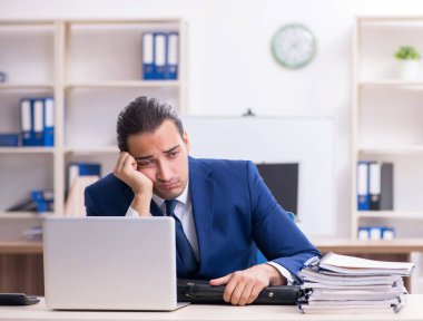 Ofiste çalışan genç erkek işadamı.