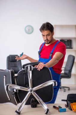 Atölyede çalışan genç bir tamirci.