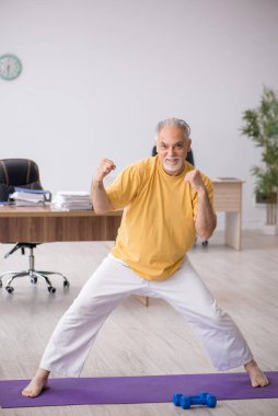 Eski patron teneffüste spor egzersizleri yapıyor.