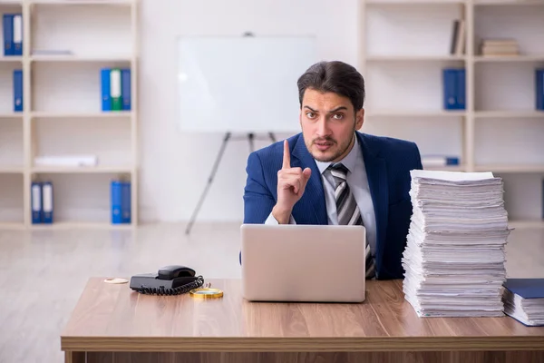 Jovem Empresário Empregado Infeliz Com Excesso Trabalho Local Trabalho — Fotografia de Stock