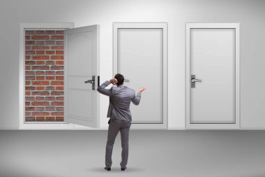 Tuğla kapılı çıkışa bakan bir iş adamı