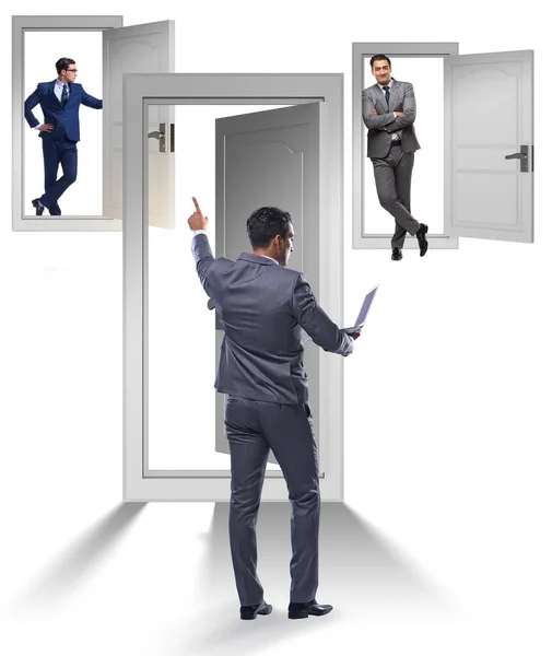 多くの扉を持つ不確実性の概念のビジネスマン — ストック写真