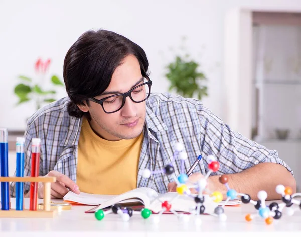 Joven Estudiante Físico Preparándose Para Examen Casa —  Fotos de Stock