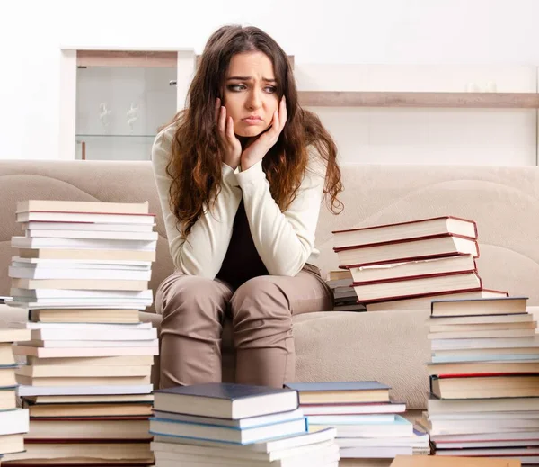 那位年轻的女学生在家里准备考试 — 图库照片