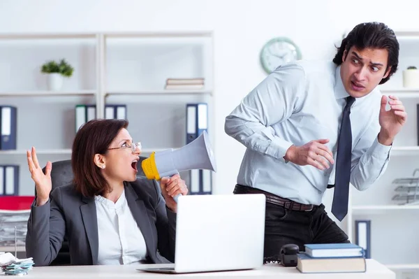 Die Alte Chefin Und Der Junge Männliche Mitarbeiter Büro — Stockfoto