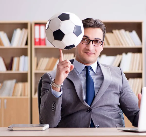 Hombre Negocios Con Balón Fútbol Oficina —  Fotos de Stock