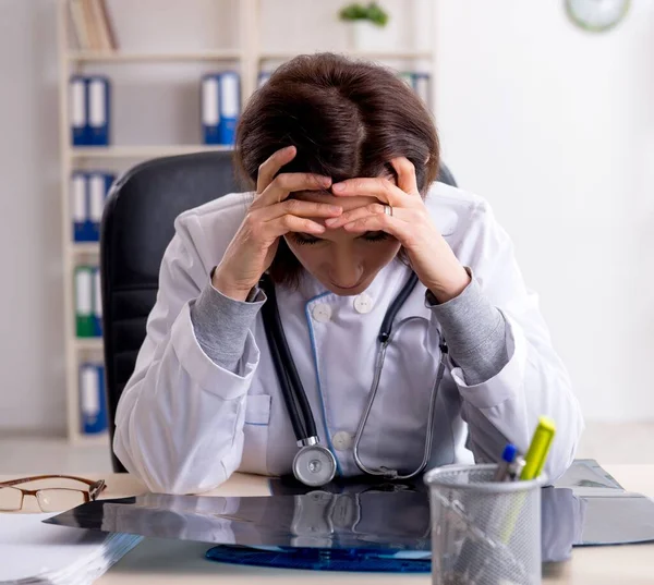 Aged Female Doctor Working Clinic — Stock Photo, Image