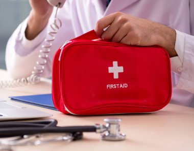 Teletıp konseptinde genç erkek doktor.