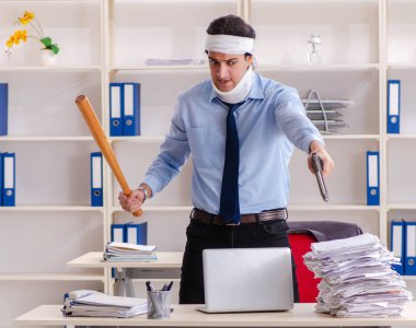 Ofiste çalışan yaralı genç adam.