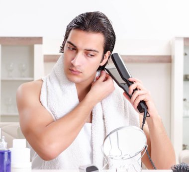 Banyodaki genç yakışıklı adam.