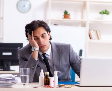 İş yerinde acı çeken genç bir erkek işçi.