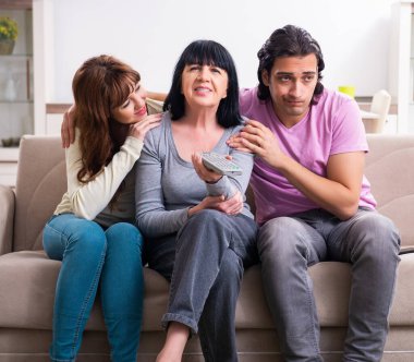 Aile sorunları konseptinde genç aile ve kaynana.