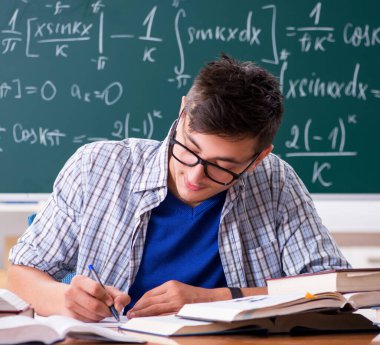 Genç erkek öğrenci okulda matematik