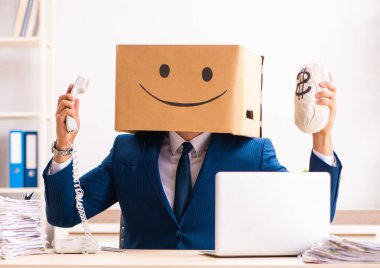 Kafası yerine kutusu olan mutlu adam.