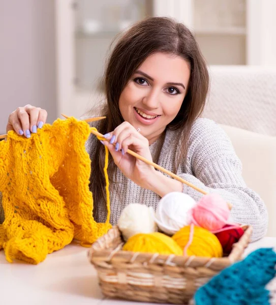 Young Beautiful Woman Knitting Home — Stock Photo, Image