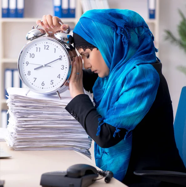Salariée Dans Hijab Travaillant Dans Bureau — Photo