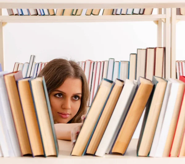 Studentessa Giovane Che Prepara Esami Biblioteca — Foto Stock