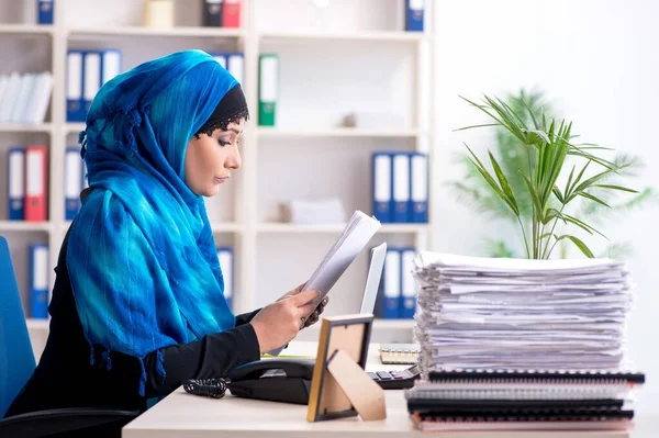 Vrouwelijke Werknemer Hijab Die Kantoor Werkt — Stockfoto