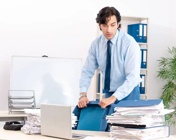 Jovem Bonito Masculino Empregado Com Muito Trabalho Escritório — Fotografia de Stock