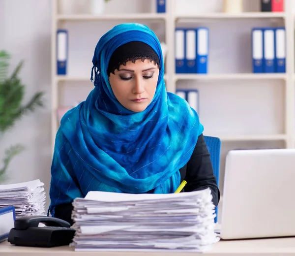 Vrouwelijke Werknemer Hijab Die Kantoor Werkt — Stockfoto