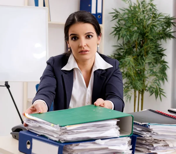 Funcionária Descontente Com Excesso Trabalho — Fotografia de Stock