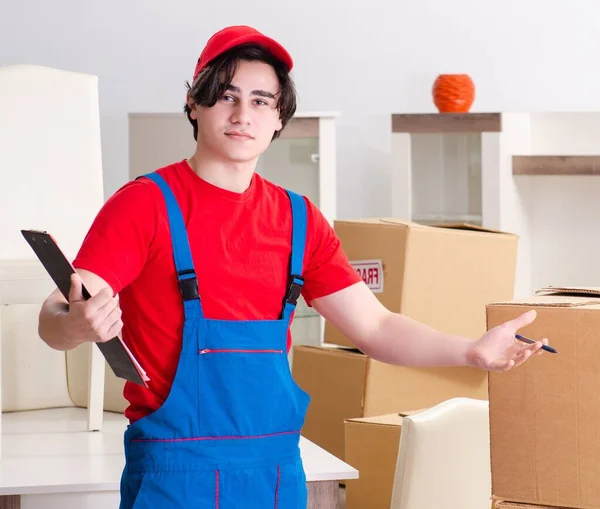 Der Junge Männliche Bauunternehmer Mit Boxen Die Drinnen Arbeiten — Stockfoto
