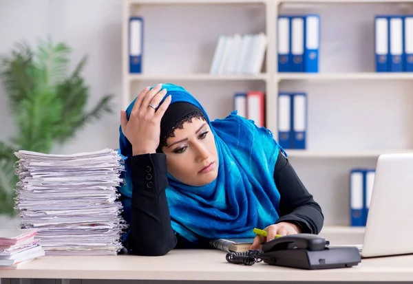 Funcionária Hijab Trabalhando Escritório — Fotografia de Stock
