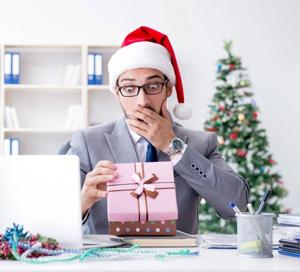 Genç Işadamı Noel Ofiste Kutluyor — Stok fotoğraf