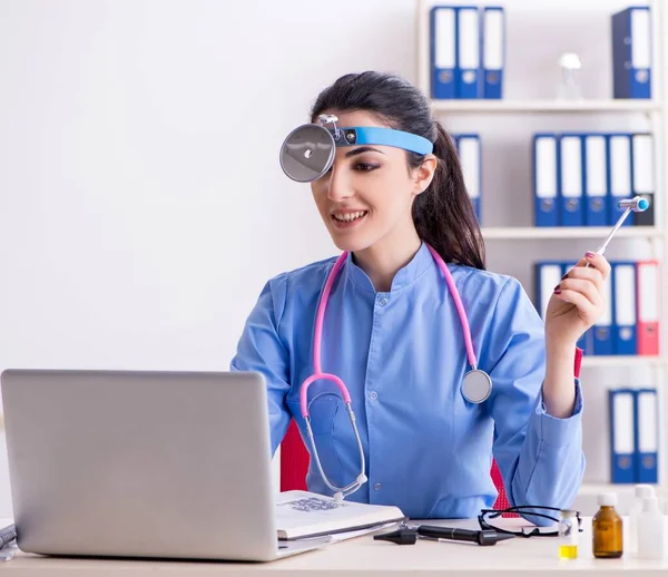 Joven Doctora Que Trabaja Clínica —  Fotos de Stock
