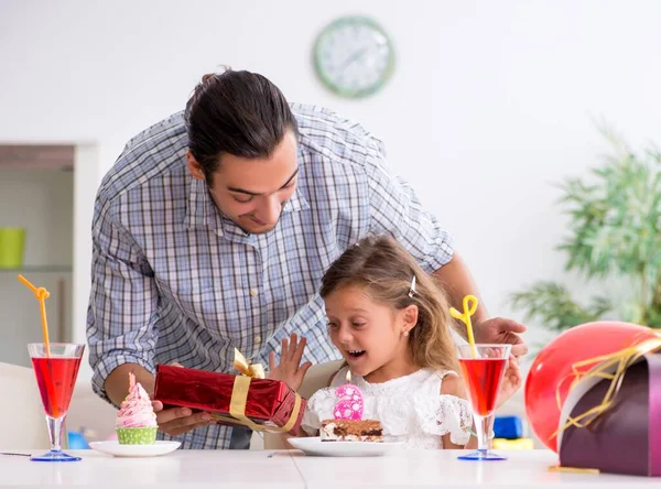 Padre Che Festeggia Compleanno Con Sua Figlia — Foto Stock