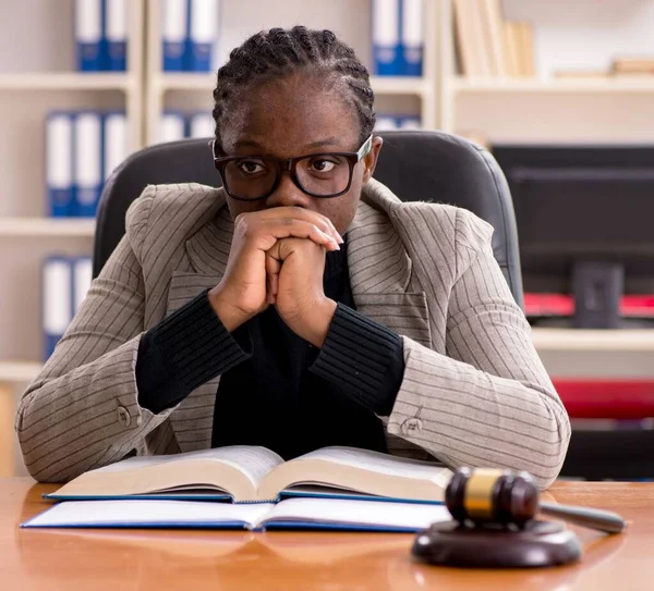 Чорна Жінка Адвокат Суді — стокове фото