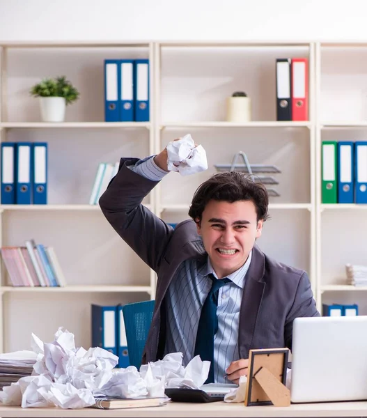 Der Geschäftsmann Lehnt Neue Ideen Mit Vielen Papieren — Stockfoto