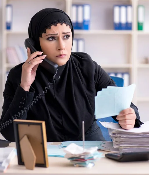 オフィスで働くヒジャーブの女性従業員ブックキーパー — ストック写真