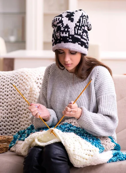 Young Beautiful Woman Knitting Home — Stock Photo, Image