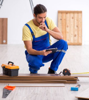 İçeride çalışan genç erkek müteahhit.