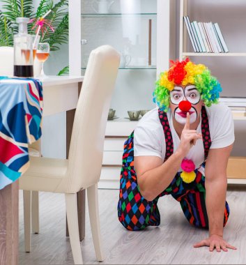 Sarhoş palyaço evde parti veriyor.