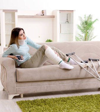 Araba kazasından sonra evde acı çeken genç kadın.