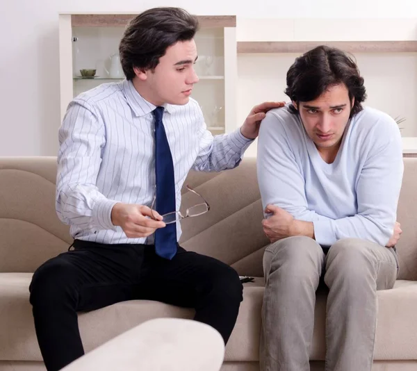 Jonge Mannelijke Patiënt Gesprek Met Psycholoog Persoonlijke Problemen — Stockfoto