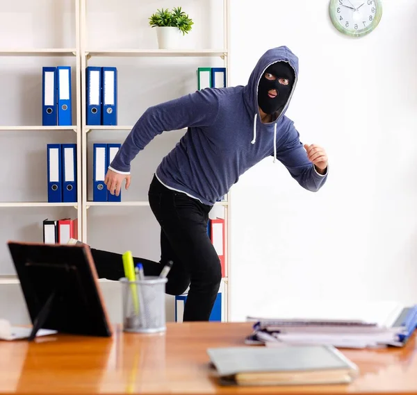 Der Männliche Dieb Mit Sturmhaube Büro — Stockfoto