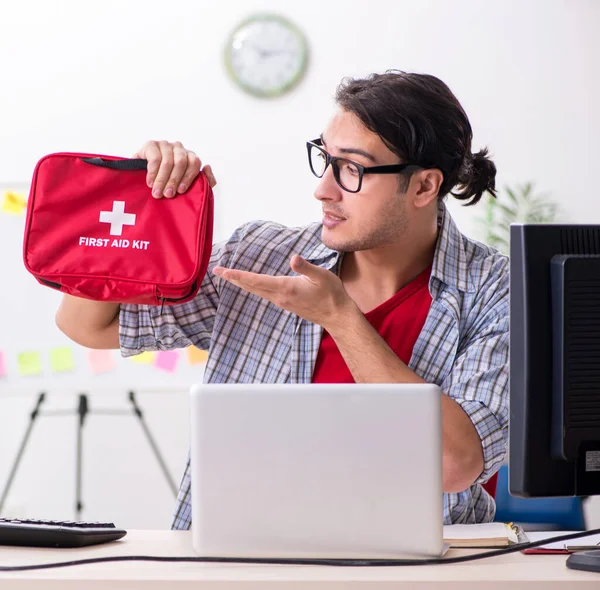 Man Die Het Specialist Werkt Het Kantoor — Stockfoto