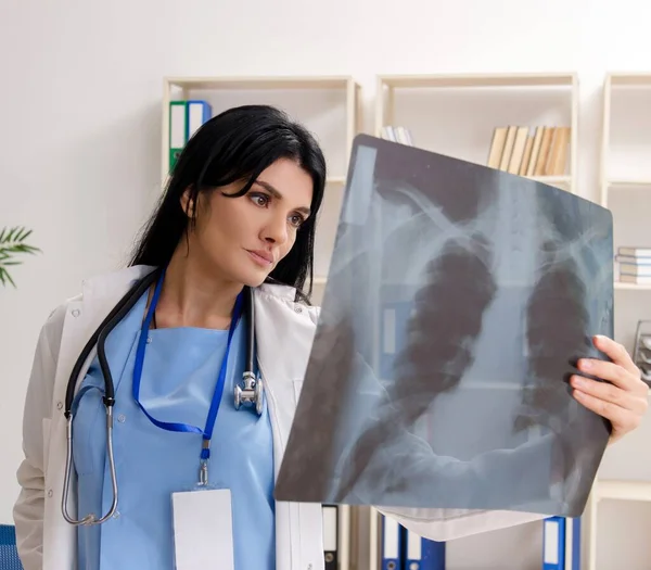 Médica Radiologista Trabalhando Clínica — Fotografia de Stock