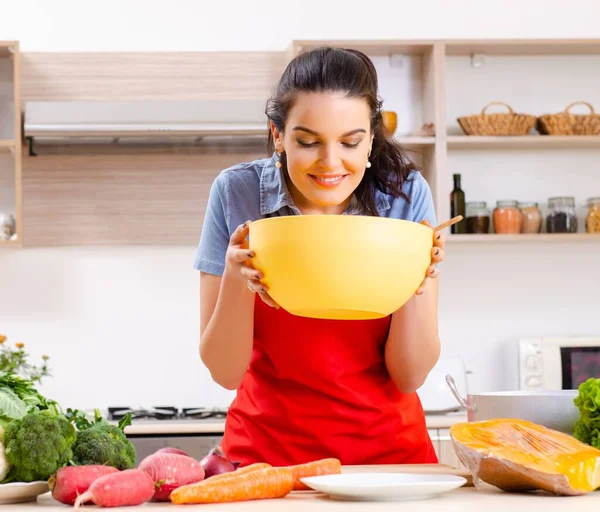 Jonge Vrouw Met Groenten Keuken — Stockfoto