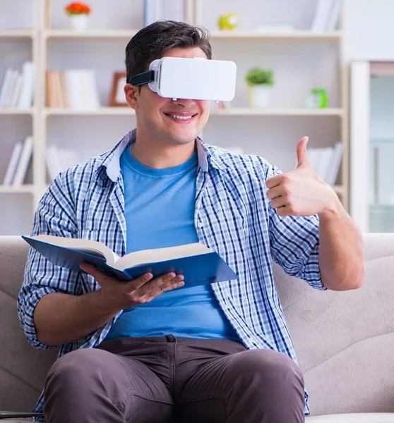 Estudante Freelance Com Óculos Realidade Virtual Casa — Fotografia de Stock